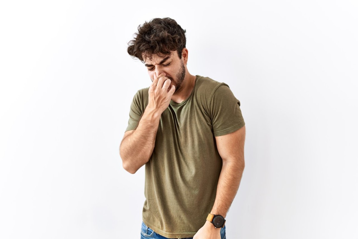 Por que o suor das axilas tem mau cheiro?