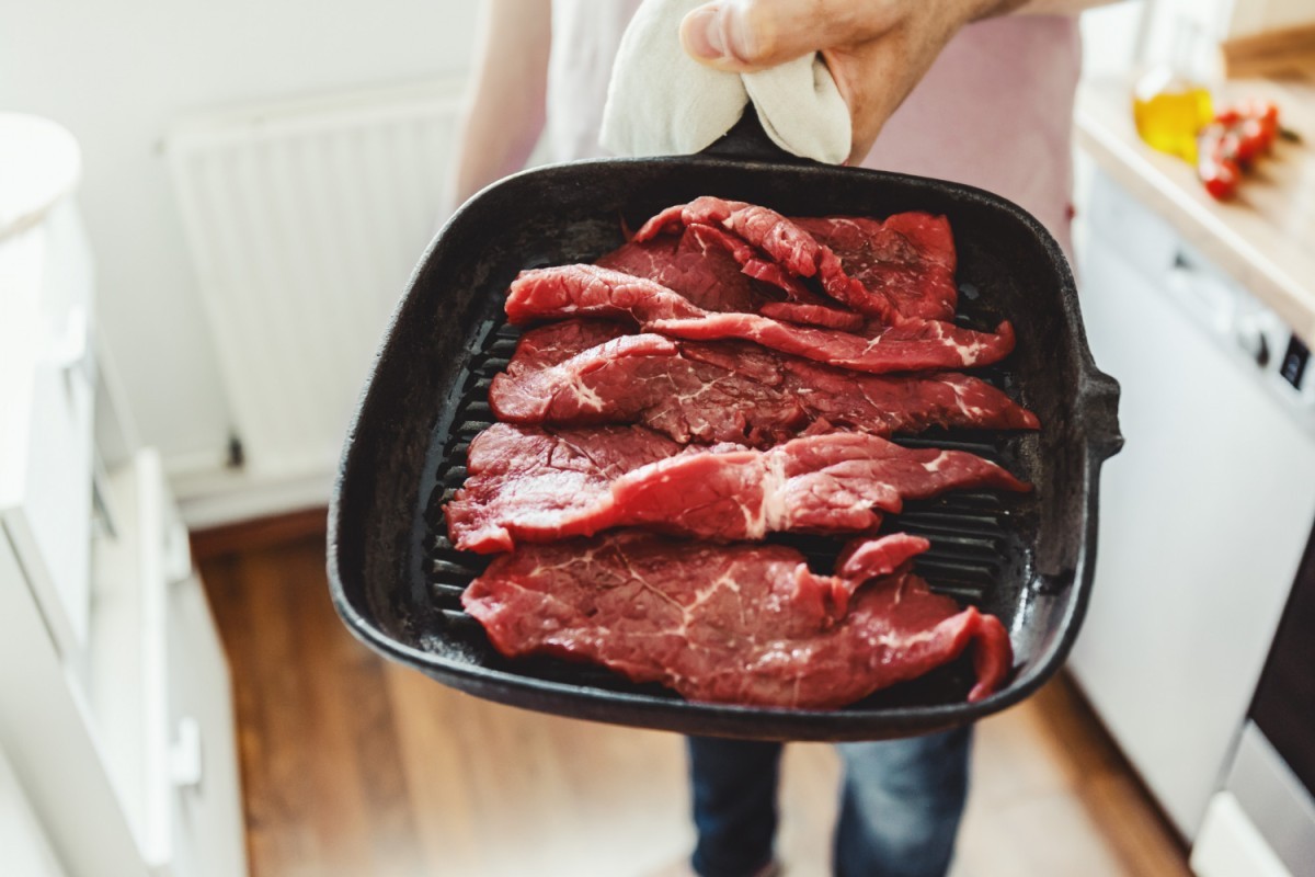 Lavar carne antes de cozinhar faz mal? Veja mitos e verdades sobre o preparo seguro dos alimentos