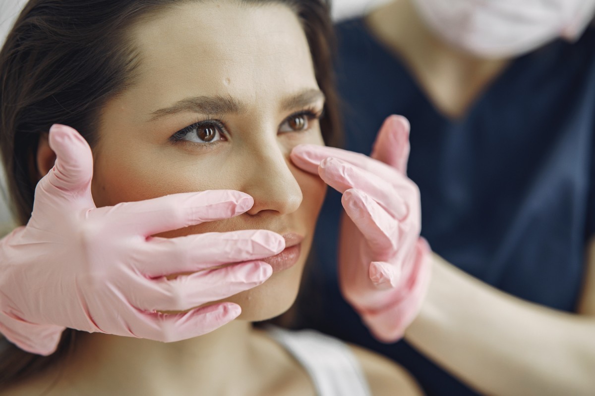 Rinoplastia em jovens e idosos: veja quando o procedimento é indicado e quais os cuidados