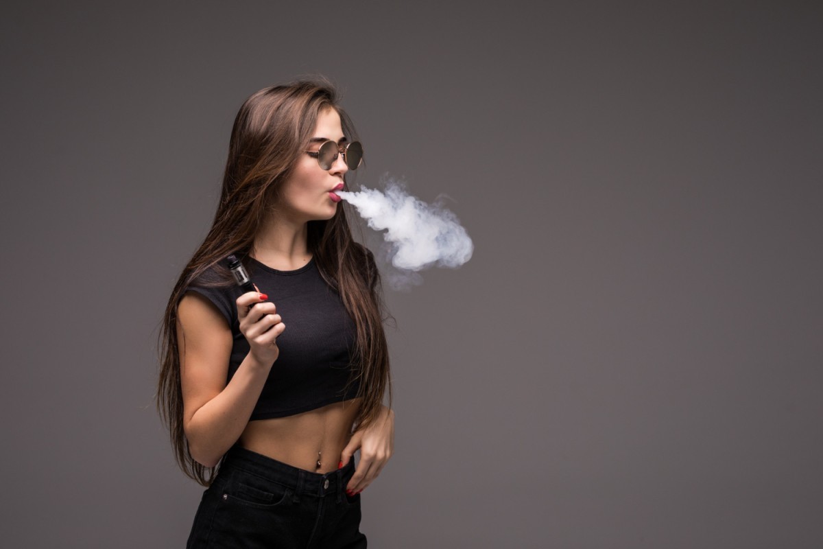 Doce sabor, efeito devastador: vape acelera danos na boca e preocupa especialistas