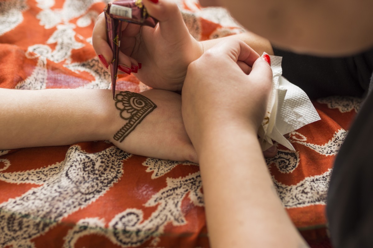Carnaval e Tatuagens Temporárias: Especialistas Alertam para Riscos à Pele