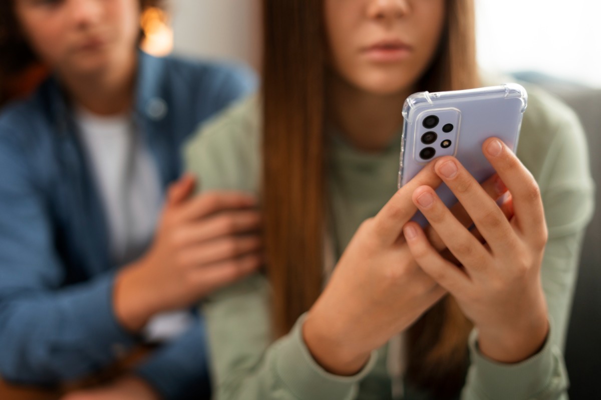 Uso excessivo de celulares provoca aumento alarmante de dores nas mãos em crianças e jovens