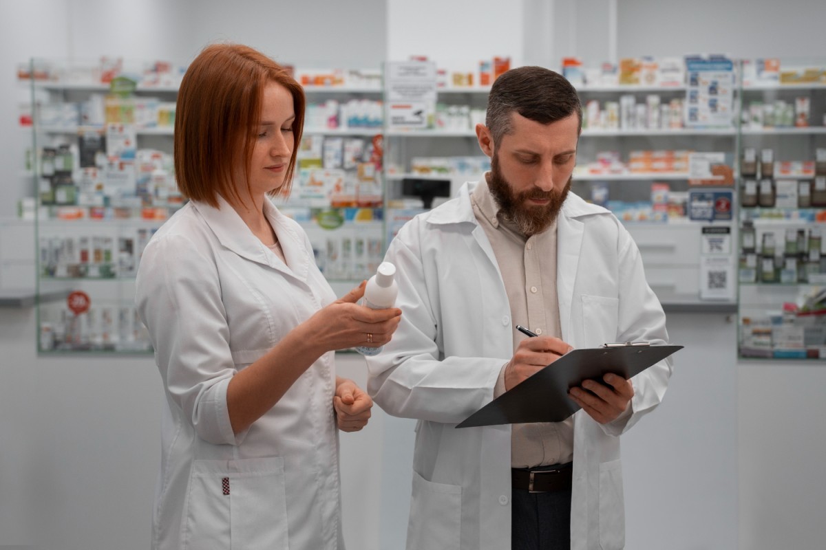 AMB Critica Resolução que Permite Farmacêuticos Prescreverem Medicamentos e Alerta para Riscos