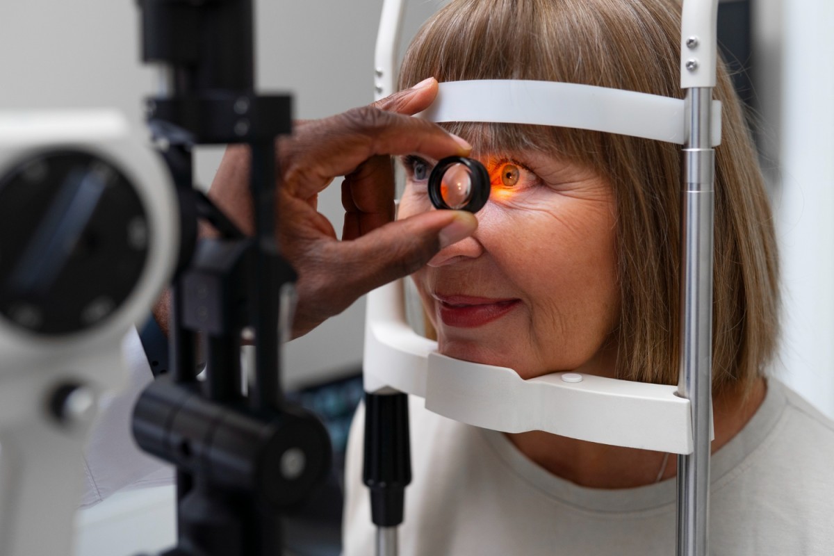 Cirurgia de Catarata Reduz Quedas e Fraturas em Idosos, Aponta Novo Estudo